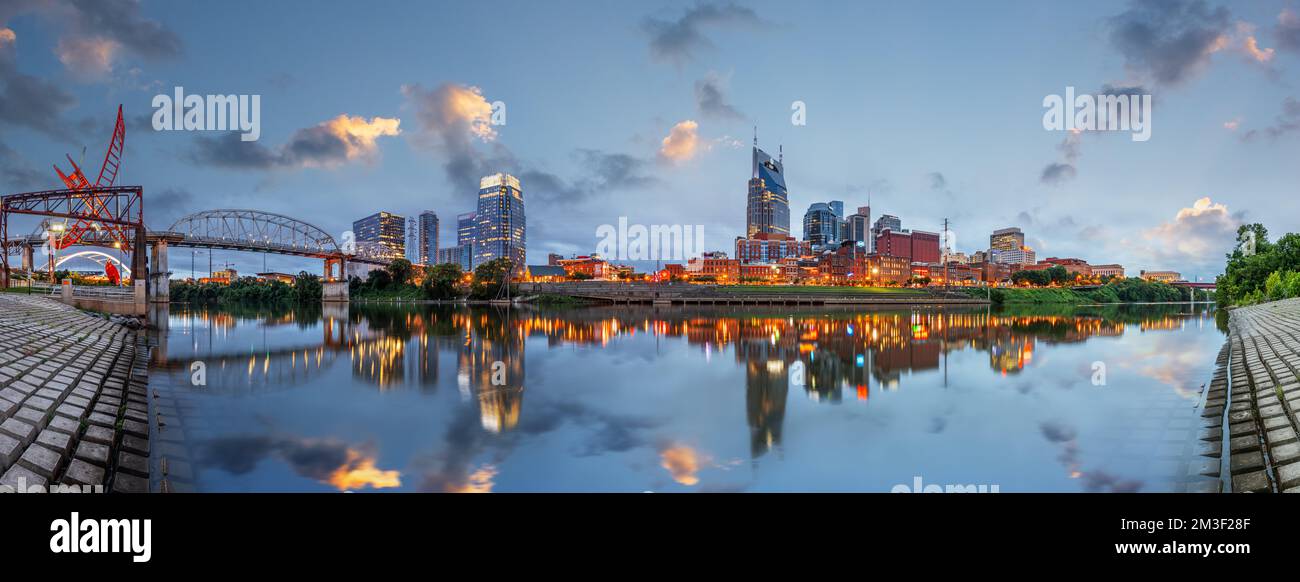 Nashville, Tenessee, USA skyline del centro città sul fiume Cumberland al crepuscolo. Foto Stock