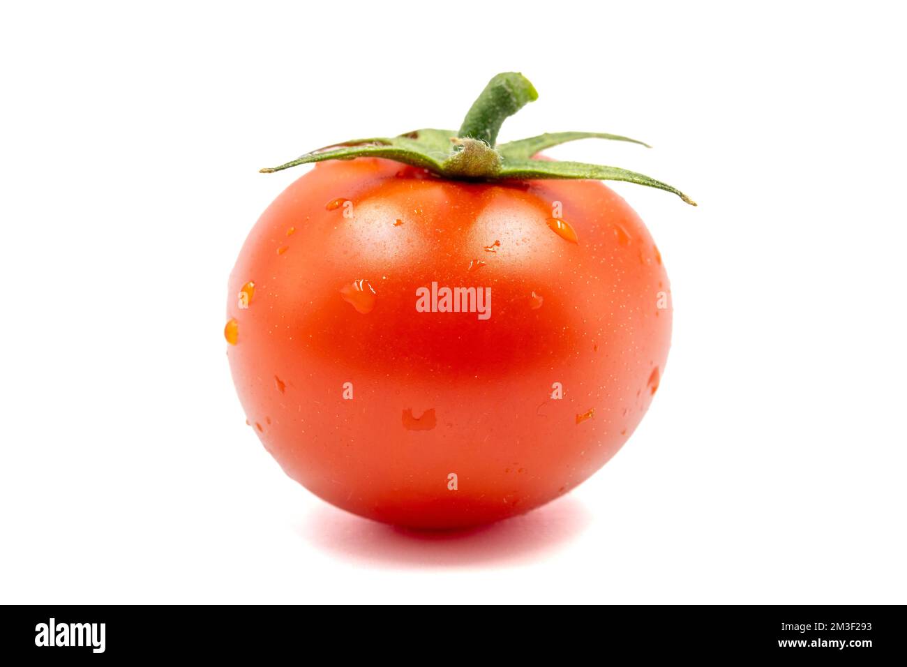 Pomodoro isolato su fondo bianco. Tracciato di ritaglio. Profondità di campo completa. Grappolo o pomodori dell'uva. primo piano Foto Stock