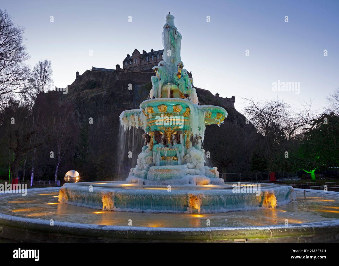 West Edinburgh, Scotland, UK.15th dicembre 2022. Princes Street Gardens West, la Ross Fountain ricoperta da uno spesso strato di ghiaccio dopo diversi giorni di temperatura ben al di sotto dello zero con il castello di edimburgo sullo sfondo. Temperatura oggi -2 gradi centigradi con neve prevista nelle prime ore di domani. Credit: ArchWhite/alamy live news. Foto Stock