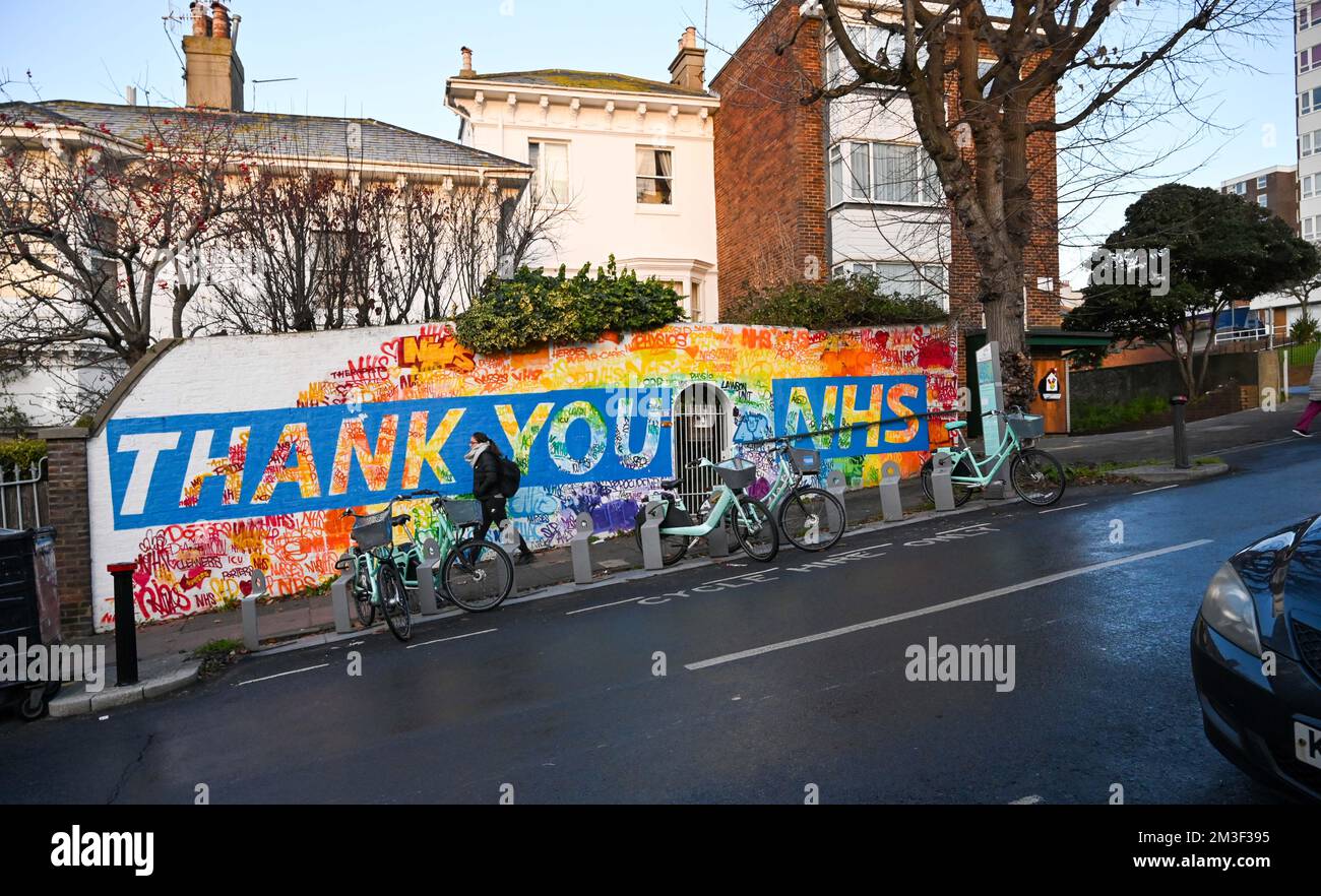 Brighton UK 15th dicembre 2022 - Un murale Thank you NHS a Brighton il primo giorno degli scioperi infermieri . : Credit Simon Dack / Alamy Live News Foto Stock