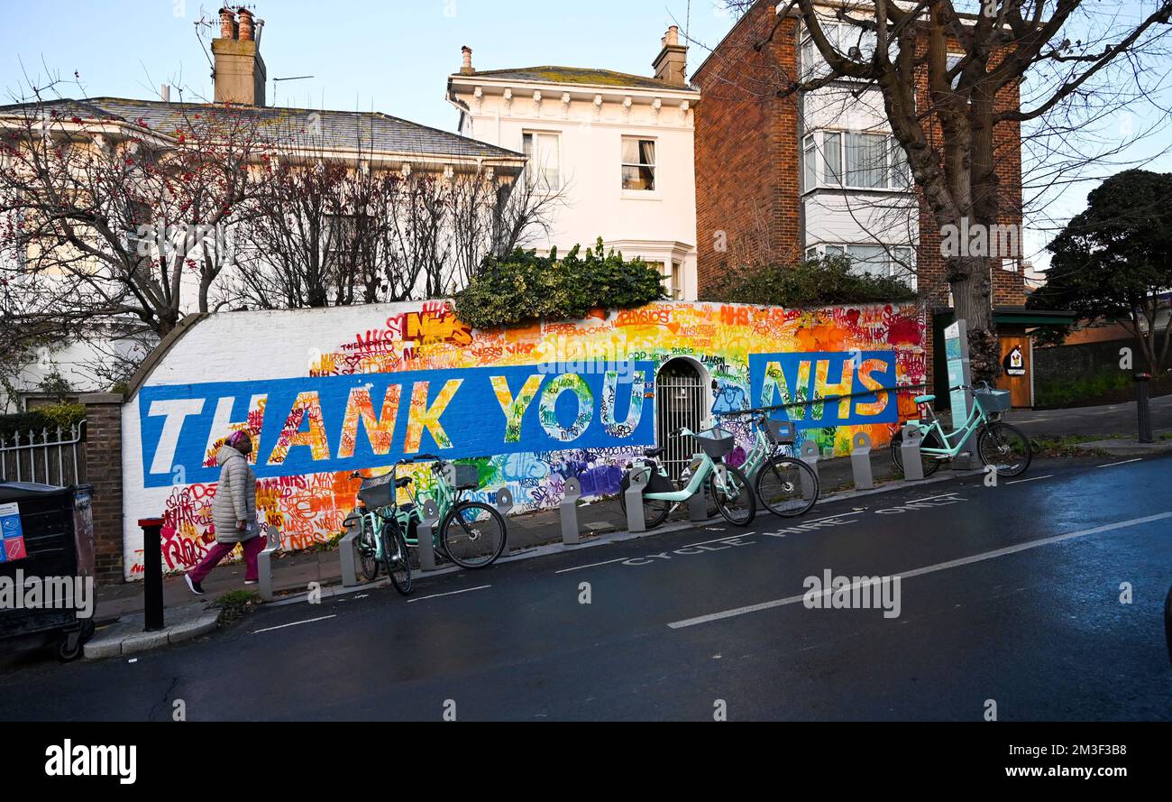 Brighton UK 15th dicembre 2022 - Un murale Thank you NHS a Brighton il primo giorno degli scioperi infermieri . : Credit Simon Dack / Alamy Live News Foto Stock