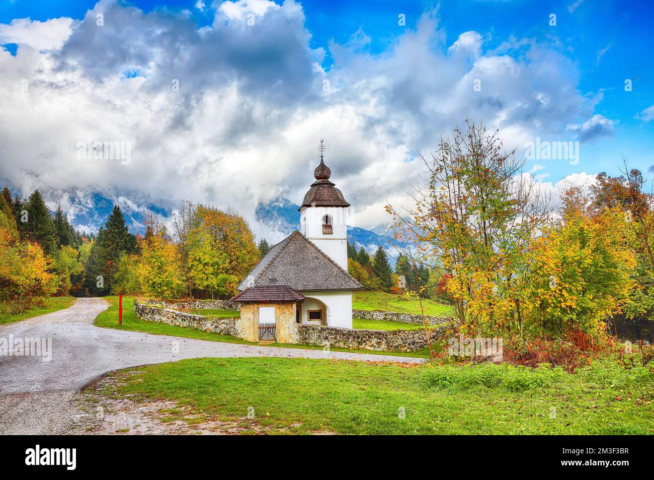 Vista pittoresca sulla Chiesa di San Catherine sulla collina di Hom vicino Zasip. Popolare destinazione turistica. Ubicazione: Zasip, regione del Carniolan superiore, Slovenia, UE Foto Stock