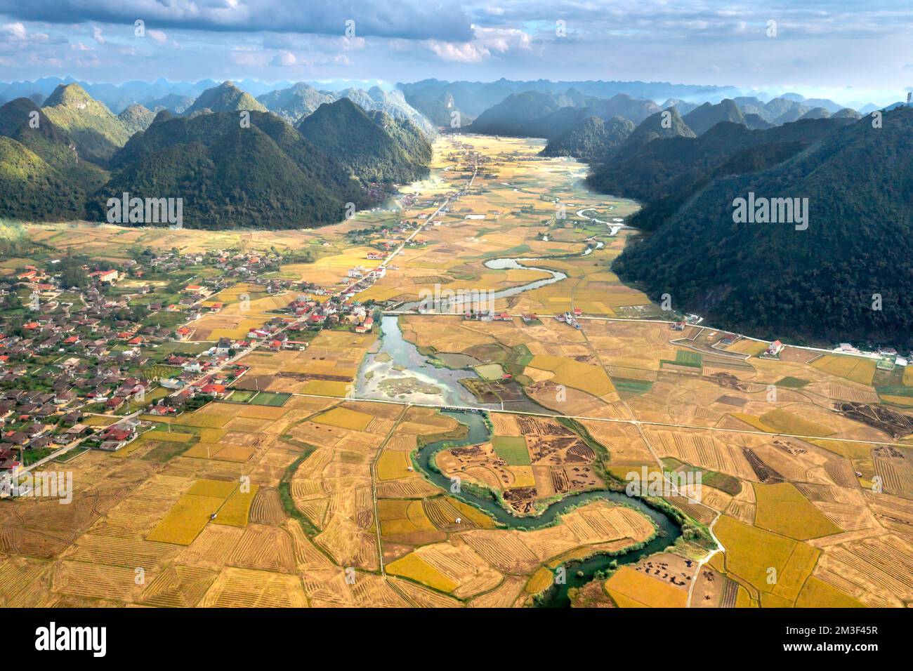 Vista panoramica della valle di Bac Son durante la stagione del riso maturo. Vista dalla cima della montagna Na Lay, quartiere di Bac Son, provincia di Lang Son, Vietnam Foto Stock