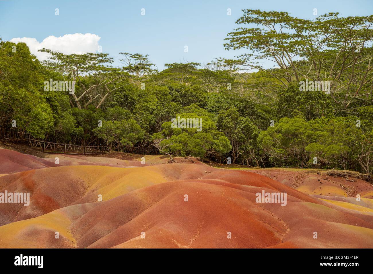 Chamarel Seven Colored Earth Geopark nel quartiere di Riviere noire. Colorato paesaggio panoramico su questa formazione geologica vulcanica che è uno di Foto Stock