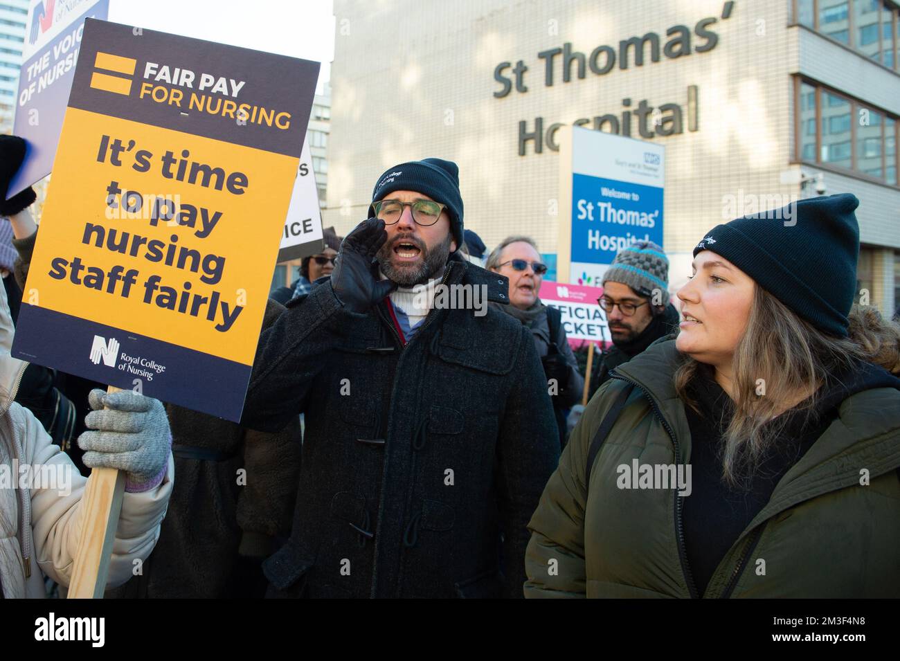 Londra, Regno Unito. 15th Dec, 2022. I membri del Royal College of Nursing (RCN) sulla linea del picket fuori dal St Thomas' Hospital di Londra come infermieri in Inghilterra, Galles e Irlanda del Nord hanno iniziato il primo di due scioperi giornalieri sulle condizioni salariali e di lavoro, con un secondo che ha luogo il 20th dicembre. Claire Doherty/Alamy Live News Foto Stock