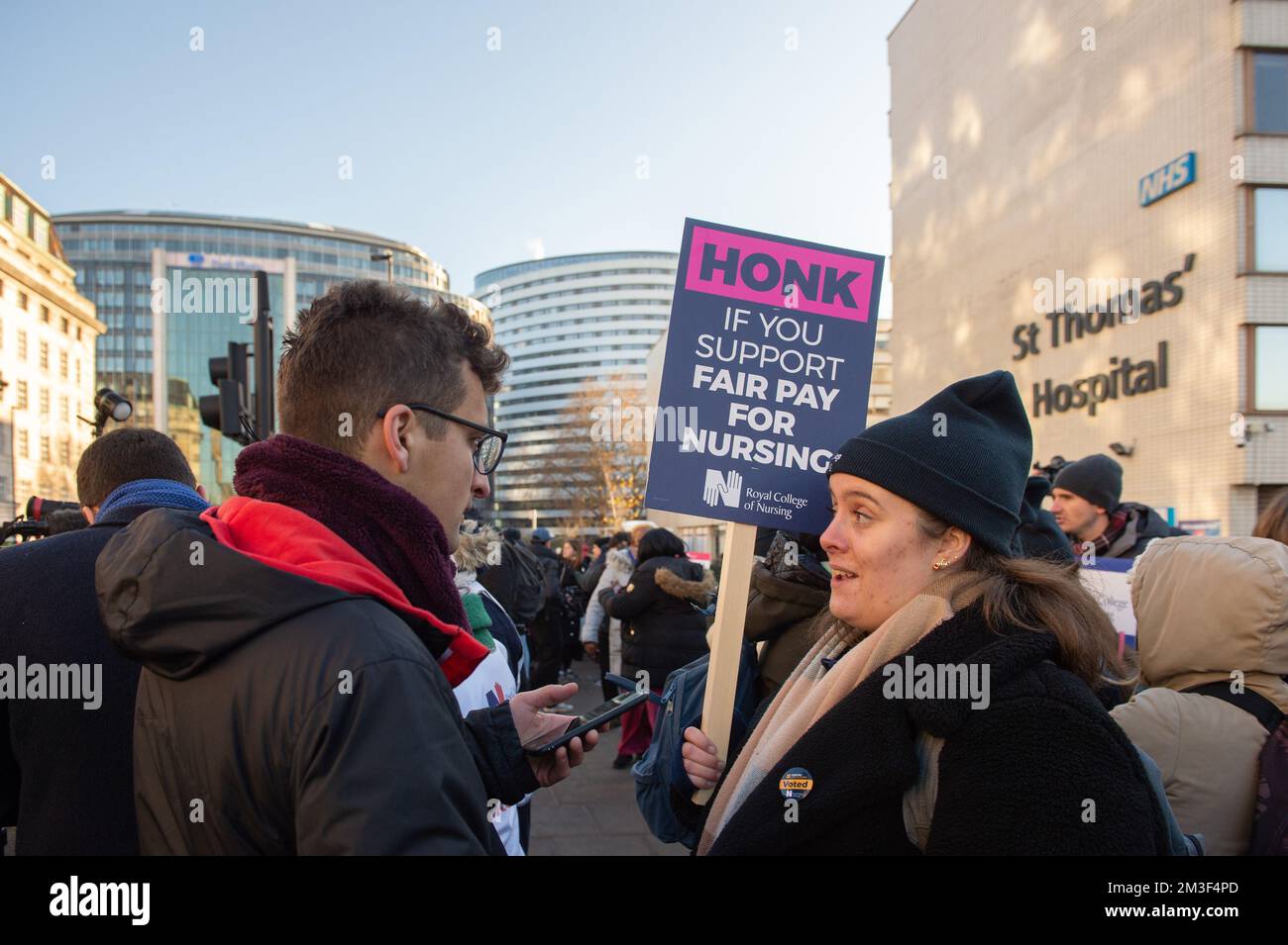 Londra, Regno Unito. 15th Dec, 2022. I membri del Royal College of Nursing (RCN) sulla linea del picket fuori dal St Thomas' Hospital di Londra come infermieri in Inghilterra, Galles e Irlanda del Nord hanno iniziato il primo di due scioperi giornalieri sulle condizioni salariali e di lavoro, con un secondo che ha luogo il 20th dicembre. Claire Doherty/Alamy Live News Foto Stock