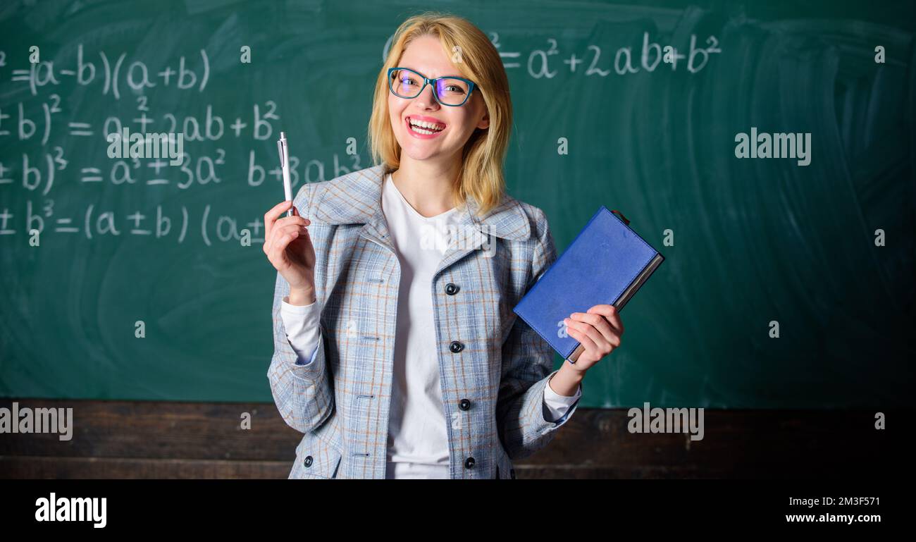 Insegnante di donna con libro davanti alla lavagna pensare al lavoro. Insegnare le strategie di elaborazione della cognizione. Processo di cognizione nell'apprendimento. Cognizione Foto Stock
