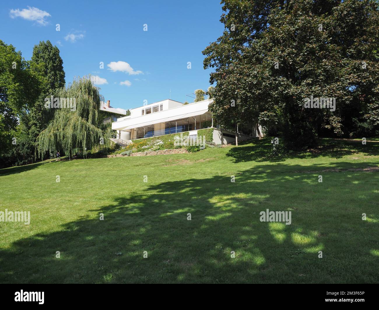 BRNO, REPUBBLICA CECA - CIRCA SETTEMBRE 2022: Villa Tugendhat casa modernista progettata dall'architetto Ludwig Mies van der Rohe circa 1929 Foto Stock