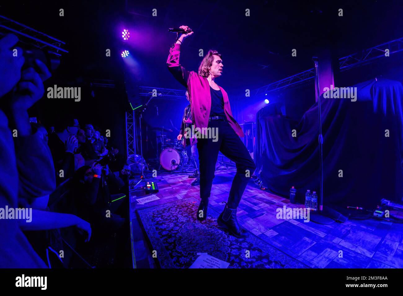 Kiliyan Maguire di Charming Liars suona dal vivo al Legend Club. Foto Stock