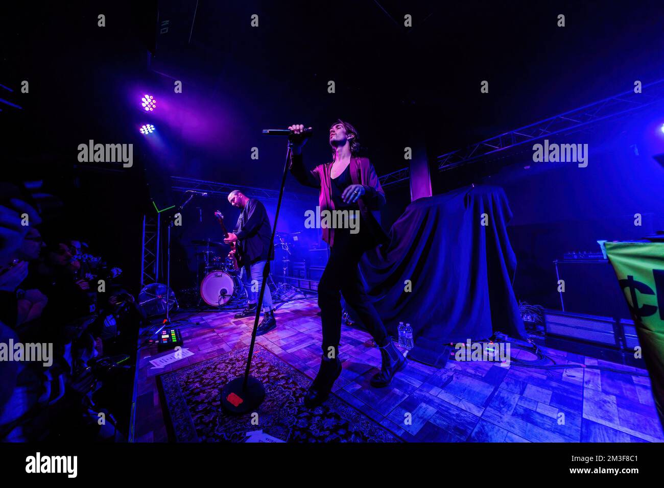 Kiliyan Maguire di Charming Liars suona dal vivo al Legend Club. Foto Stock