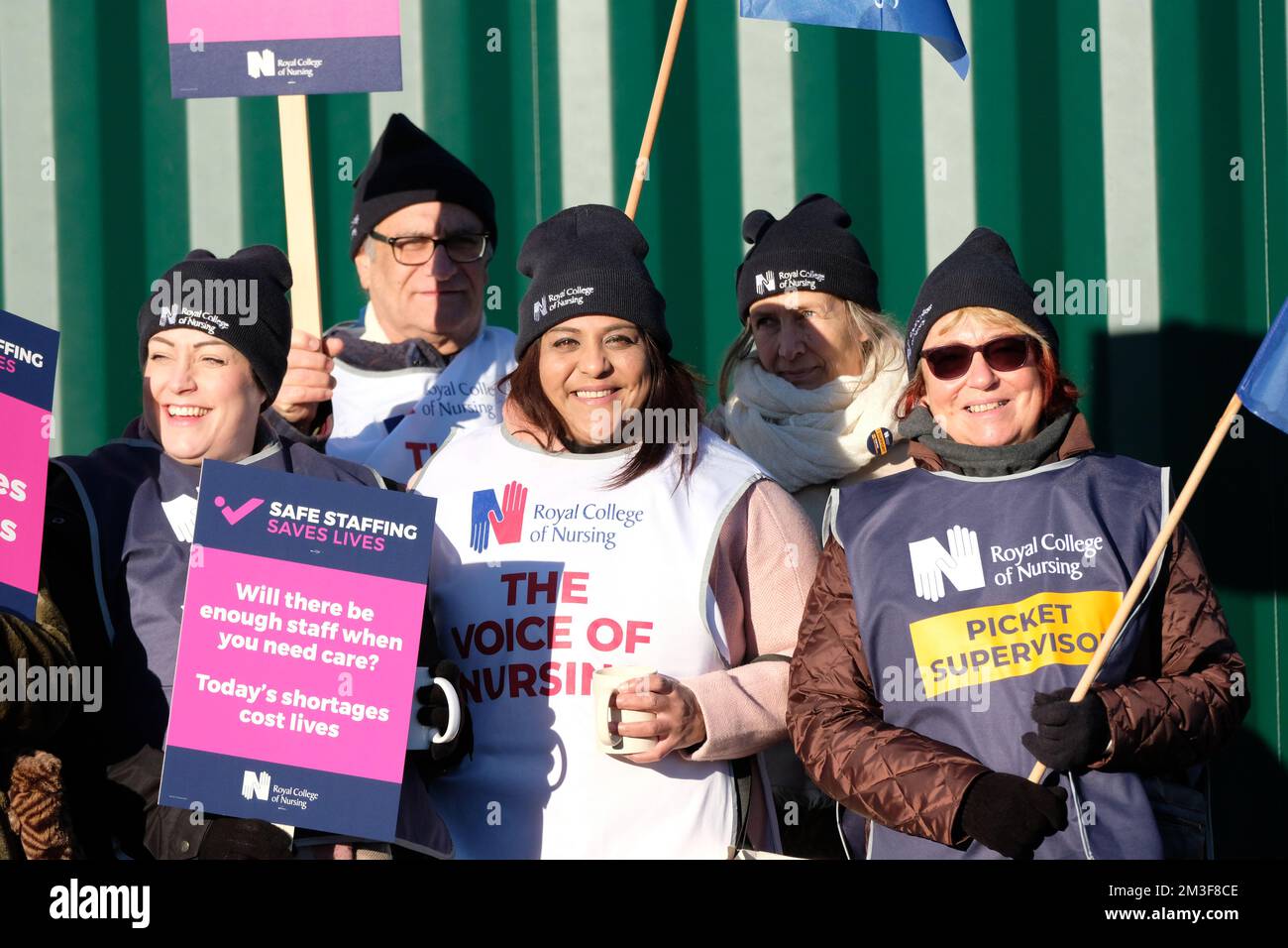 Hereford Hospital, Hereford, Regno Unito – giovedì 15th dicembre 2022 – membri del Royal College of Nursing ( RCN ) in sciopero al di fuori della Stonebow Unit ( assistenza sanitaria mentale ) All'Hereford Hospital a temperature ben al di sotto dello zero - questo è il primo dei due giorni di sciopero previsti in dicembre e il primo giorno di sciopero da quando l'Unione è stata fondata nel 1916. Foto Steven Maggio / Alamy Live News Foto Stock