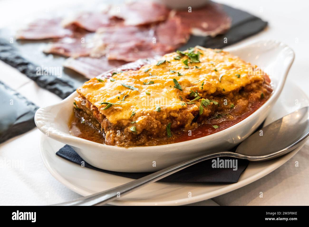 Porzione di deliziosa lasagna di manzo classica italiana servita su piatto ovale Foto Stock