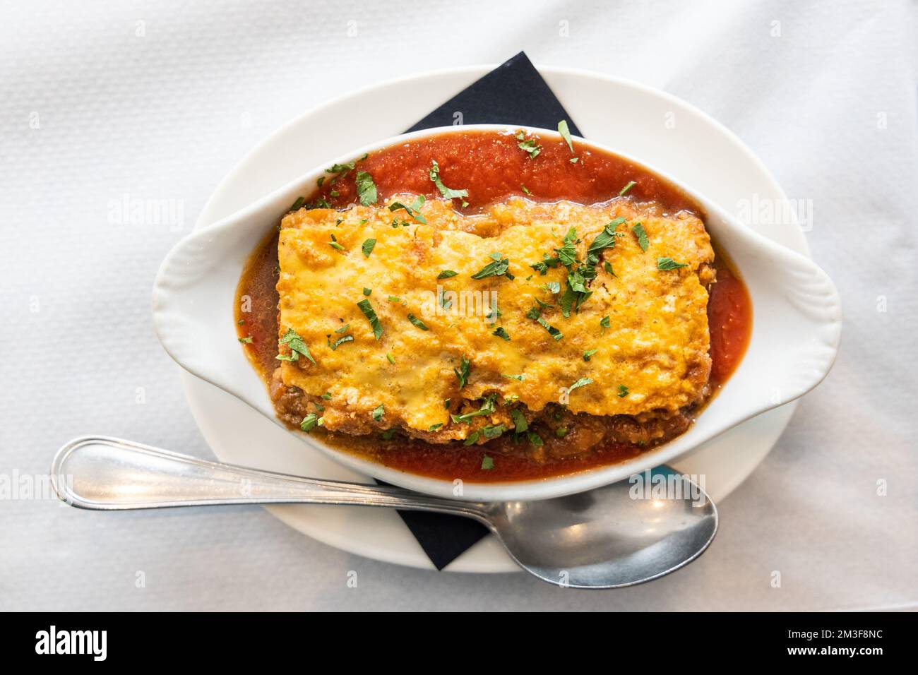 Porzione di deliziosa lasagna di manzo classica italiana servita su piatto ovale Foto Stock