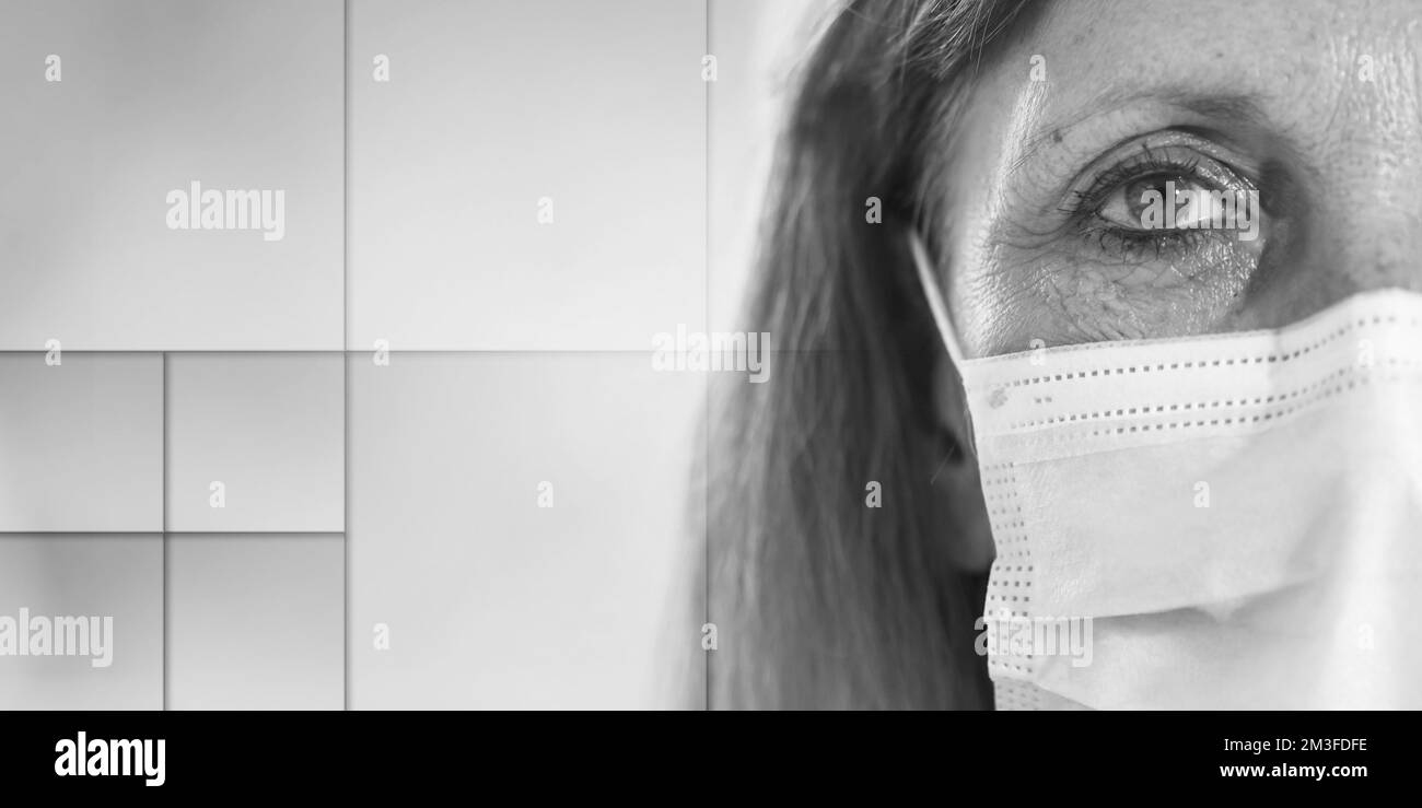 Vista parziale della donna matura che indossa una maschera medica, modello geometrico Foto Stock