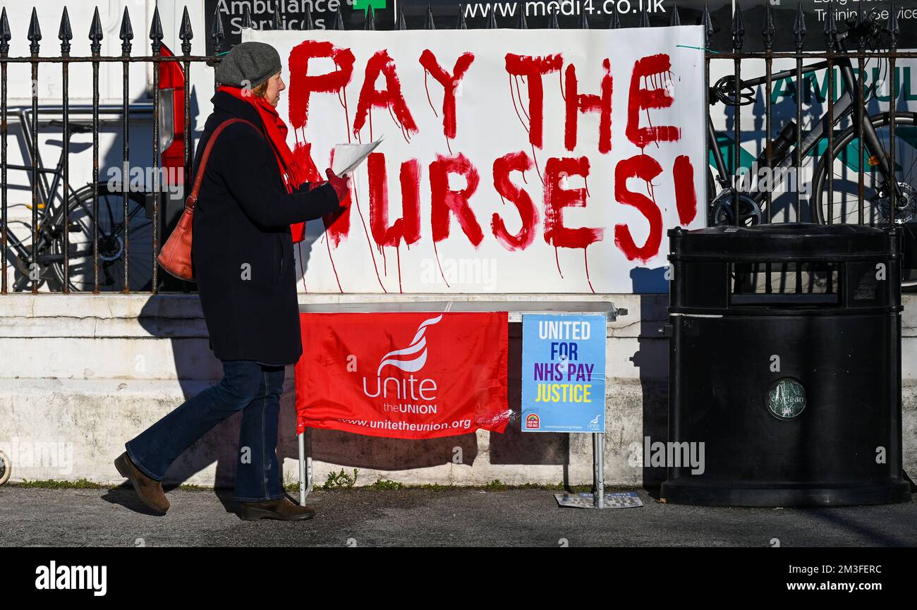 Brighton UK 15th dicembre 2022 - i membri dei sindacati locali e dei gruppi di lavoratori si riuniscono al di fuori del Royal Sussex County Hospital di Brighton per dimostrare il loro sostegno agli scioperi infermieri che hanno avuto inizio oggi . : Credit Simon Dack / Alamy Live News Foto Stock