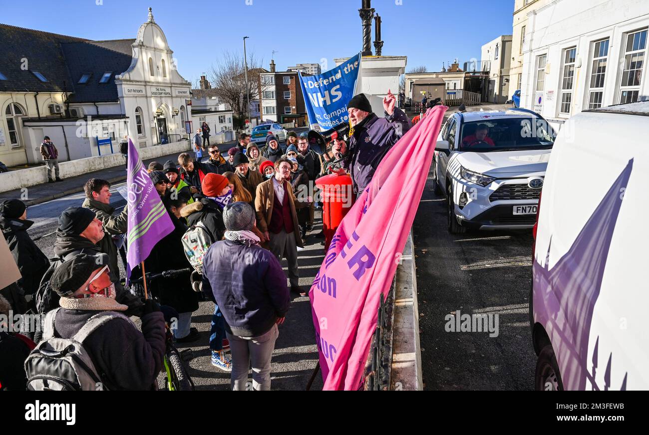 Brighton UK 15th dicembre 2022 - i membri dei sindacati locali e dei gruppi di lavoratori si riuniscono al di fuori del Royal Sussex County Hospital di Brighton per dimostrare il loro sostegno agli scioperi infermieri che hanno avuto inizio oggi . : Credit Simon Dack / Alamy Live News Foto Stock