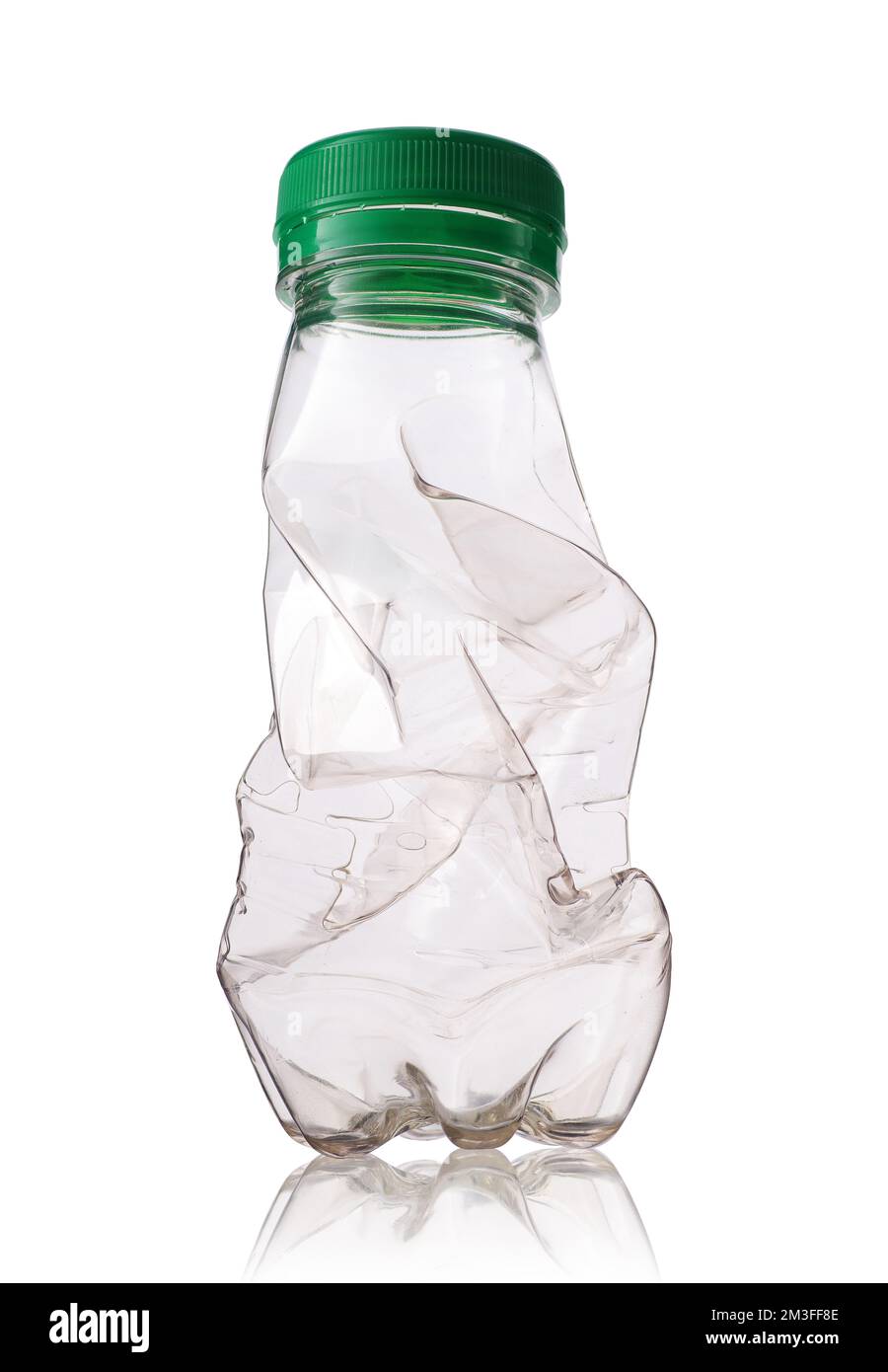 una piccola bottiglia di plastica schiacciata su fondo bianco Foto stock -  Alamy