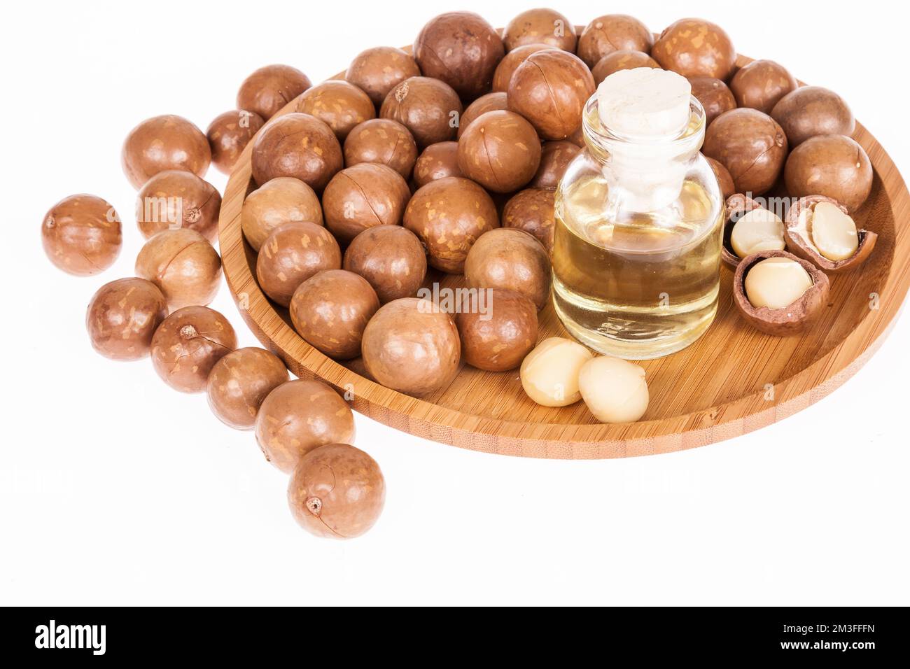 Olio di noci di macadamia o noci australiane su fondo bianco. Foto Stock