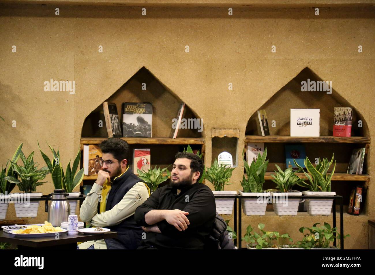 Teheran, Teheran, Iran. 14th Dec, 2022. Gli iraniani assistono a una trasmissione dal vivo della partita semifinale di calcio della Coppa del mondo del Qatar 2022 tra Marocco e Francia presso la caffetteria Nakhlestan nel centro di Teheran, in Iran, il 14 dicembre 2022. Tifosi provenienti da Iran, Libano, Yemen, Siria e Palestina si riuniscono al caffè Nakhlestan, gestito e di proprietà dell'Owj, Islamic Revolutionary Guard Corps (IRGS) Arts and Media Organization, per sostenere la nazionale marocchina. Dopo la vittoria contro il Portogallo in Qatar il 10th dicembre, i marocchini portarono bandiere palestinesi per dimostrare il loro sostegno ai palestinesi. Francia ende Foto Stock