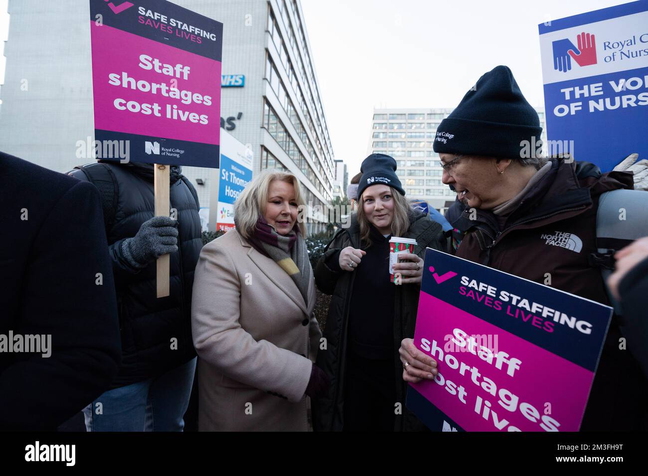 Londra, Regno Unito. 15th Dec, 2022. Pat Cullen, Segretario Generale e Amministratore Delegato del Royal College of Nursing, si unisce agli infermieri di grande impatto al di fuori del St Thomas Hospital la mattina. NHS Inghilterra sta abbracciando il più grande sciopero infermieristico della storia. Più di 300000 membri infermieristici del Royal College of Nursing Union (RCN) hanno votato a favore dell'azione industriale e 1/3 di loro parteciperanno allo sciopero oggi e martedì prossimo in disputa dell'aumento della retribuzione e delle condizioni di lavoro. Credit: SOPA Images Limited/Alamy Live News Foto Stock