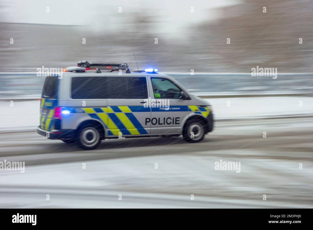 OSTRAVA, REPUBBLICA CECA - 12 DICEMBRE 2022: Volkswagen Transporter T5 auto di polizia di Policie ČR con forte effetto sfocatura movimento e sirene su Foto Stock