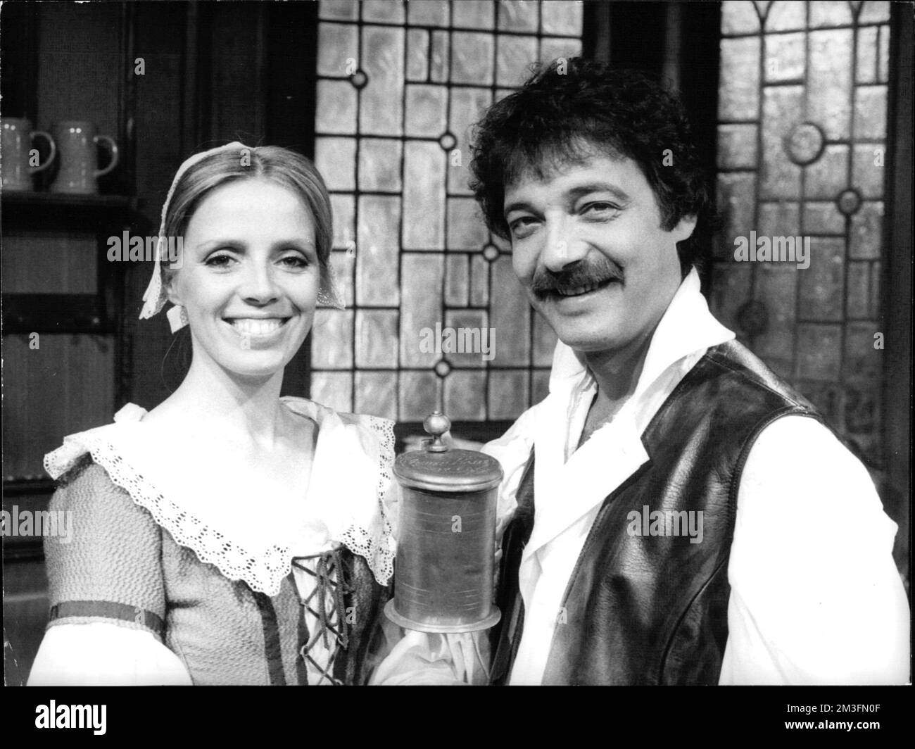 Ohnsorg-Theater 'hamburger Bier' - Heino Brandt (Jürgen pooch) ist Meisterknecht bei dem Hamburger Brauherrn Barkhahn. Abelke (Heidi Mahler), Barkhahns älteste Tochter, gefällt der fesche junge Mann nicht schlecht. Foto Stock