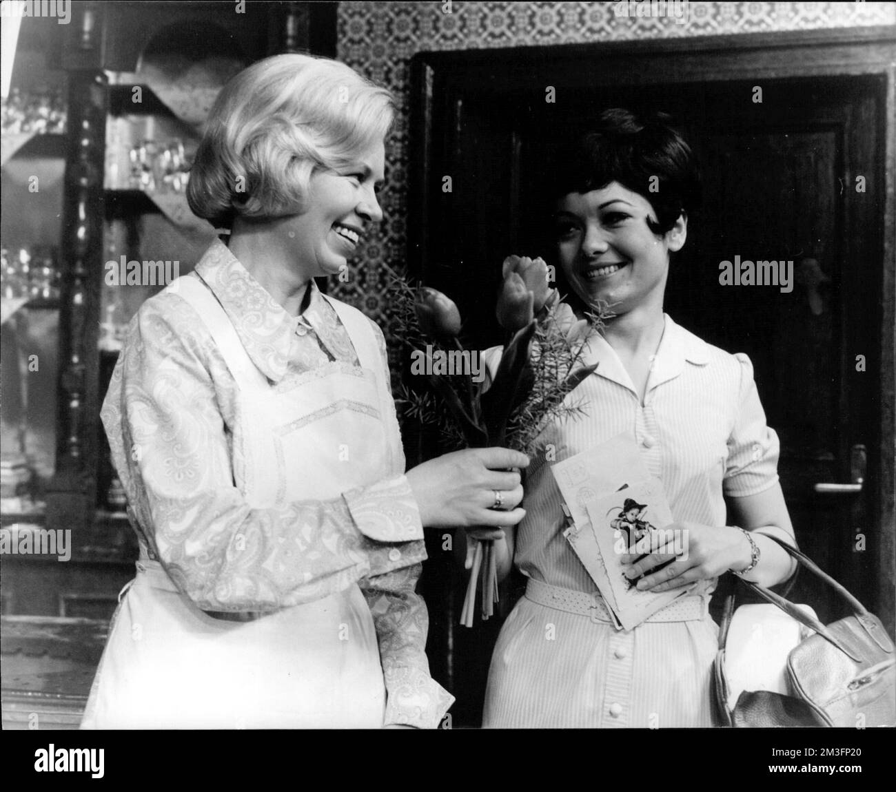 Ohnsorg-Theater 'Mein Mann der fährt zur See' - Mary (Christa Wehling, l.) bekommt von Ulli Stichling (Herma Koehn) zum Geburtstag einen Blumenstrauss, aber das ist nicht die einzige Überraschung an diesem Tage ... Foto Stock