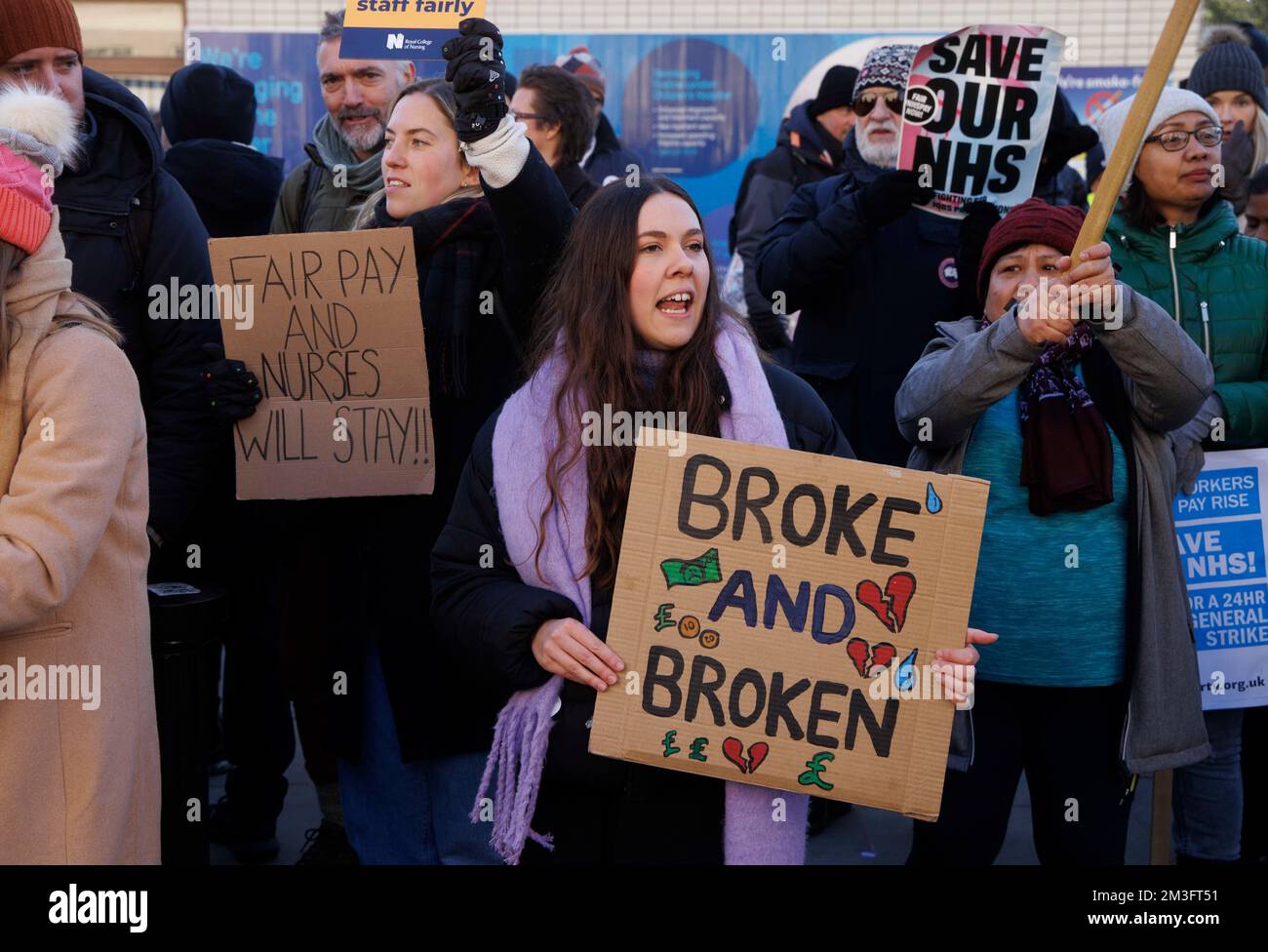 Londra, Regno Unito. 15th Dec, 2022. Infermieri e personale infermieristico si dimostrano fuori dal St Thomas's Hospital di Londra. Decine di migliaia di infermieri sono stati scioperi per la loro prima passeggiata di massa in un secolo in Inghilterra, Galles e Irlanda del Nord. L’azione, un tentativo di garantire aumenti salariali al di sopra dell’inflazione, è andata avanti dopo i colloqui per evitare che si sia conclusa in una situazione di stallo. Linee di picket sono in atto presso decine di ospedali e migliaia di NHS appuntamenti e operazioni sono stati annullati. Credit: Notizie dal vivo di Mark Thomas/Alamy Foto Stock