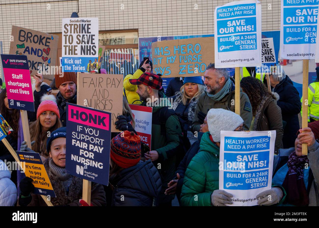 Londra, Regno Unito. 15th Dec, 2022. Infermieri e personale infermieristico si dimostrano fuori dal St Thomas's Hospital di Londra. Decine di migliaia di infermieri sono stati scioperi per la loro prima passeggiata di massa in un secolo in Inghilterra, Galles e Irlanda del Nord. L’azione, un tentativo di garantire aumenti salariali al di sopra dell’inflazione, è andata avanti dopo i colloqui per evitare che si sia conclusa in una situazione di stallo. Linee di picket sono in atto presso decine di ospedali e migliaia di NHS appuntamenti e operazioni sono stati annullati. Credit: Notizie dal vivo di Mark Thomas/Alamy Foto Stock