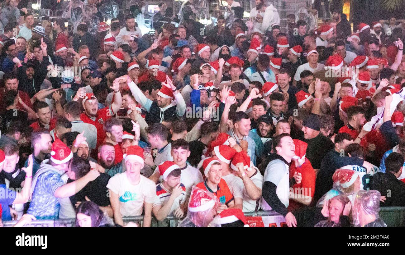 I fan inglesi lanciano la birra in aria al Boxpark di Wembley, Londra, mentre la squadra inglese segna un gol contro il Senegal nella partita di Coppa del mondo di stasera. Immagine ripresa Foto Stock I fan inglesi lanciano la birra in aria al Boxpark di Wembley, Londra, mentre la squadra inglese segna un gol contro il Senegal nella partita di Coppa del mondo di stasera. Immagine ripresa Foto Stock