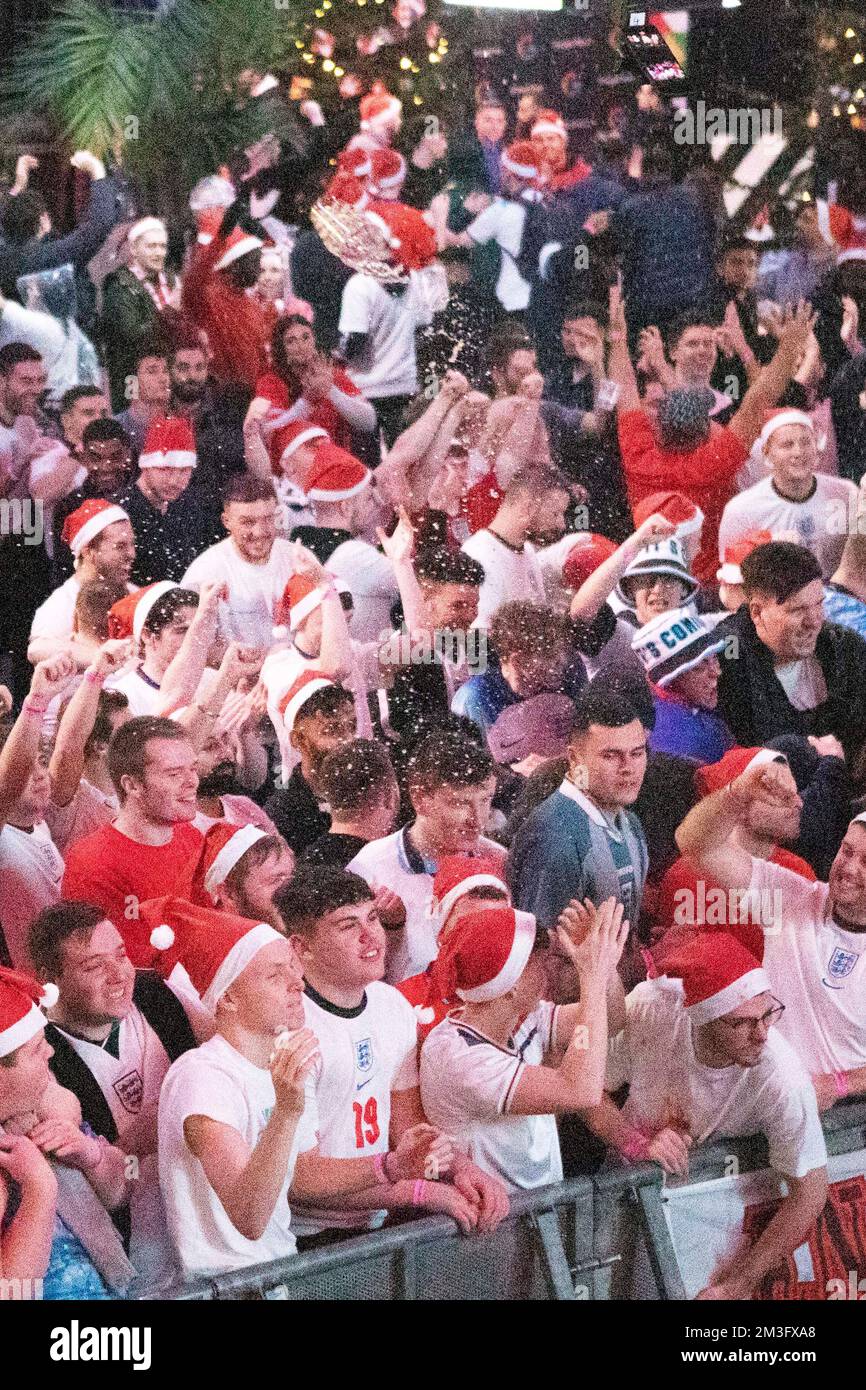 I fan inglesi lanciano la birra in aria al Boxpark di Wembley, Londra, mentre la squadra inglese segna un gol contro il Senegal nella partita di Coppa del mondo di stasera. Immagine ripresa Foto Stock I fan inglesi lanciano la birra in aria al Boxpark di Wembley, Londra, mentre la squadra inglese segna un gol contro il Senegal nella partita di Coppa del mondo di stasera. Immagine ripresa Foto Stock