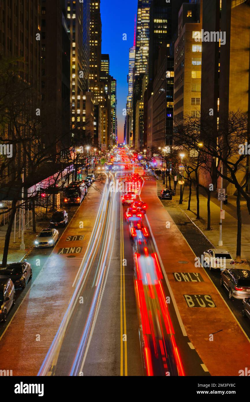 42nd strada di notte, vista da Tudor City a Midtown Manhattan, New York City. Foto Stock