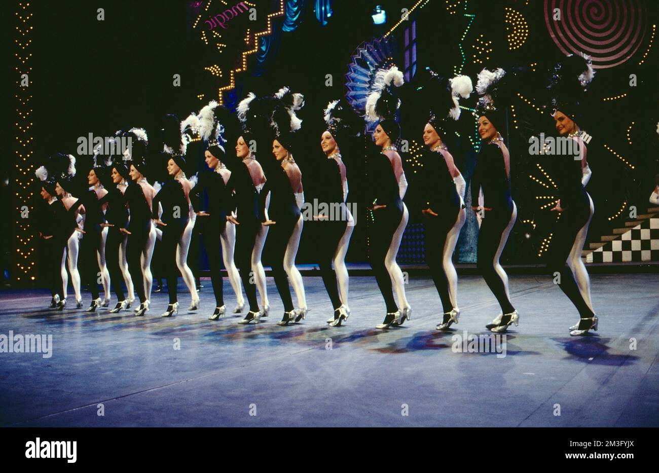 Ballett des Friedrichstadtpalast a Berlino, das berühmte Ballettensemble besteht aus fast 60 Tänzerinnen und Tänzer aus 26 Ländern, Brillianter Show-Tanz verschiedener Tanz-Stilrichtungen, fotografiert 1990. Balletto di Friedrichstadtpalast, Berlino, il famoso gruppo di balletti è composto da quasi 60 ballerini provenienti da 26 paesi, brillante spettacolo di danza di vari stili, foto scattata nel 1990. Foto Stock