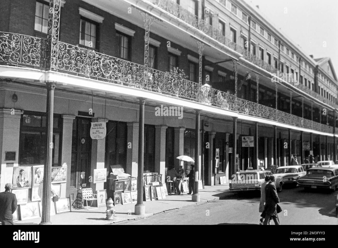 Häuser mit traditionellen eisernen Geländern an der St Peter Street im French Quarter in New Orleans, Louisiana, 1963. Case con ringhiere tradizionali in ferro su St Peter Street nel quartiere francese di New Orleans, Louisiana, 1963. Foto Stock