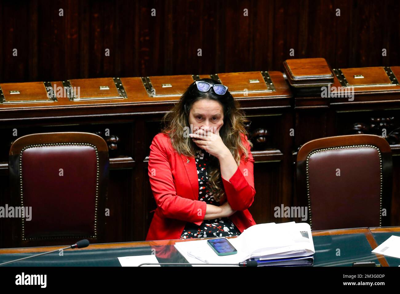 Italia, Roma, 13 dicembre 2022 : Alessandra Locatelli, nuovo Ministro dei disabili, ascolta il Presidente del Consiglio, in Aula Foto Stock