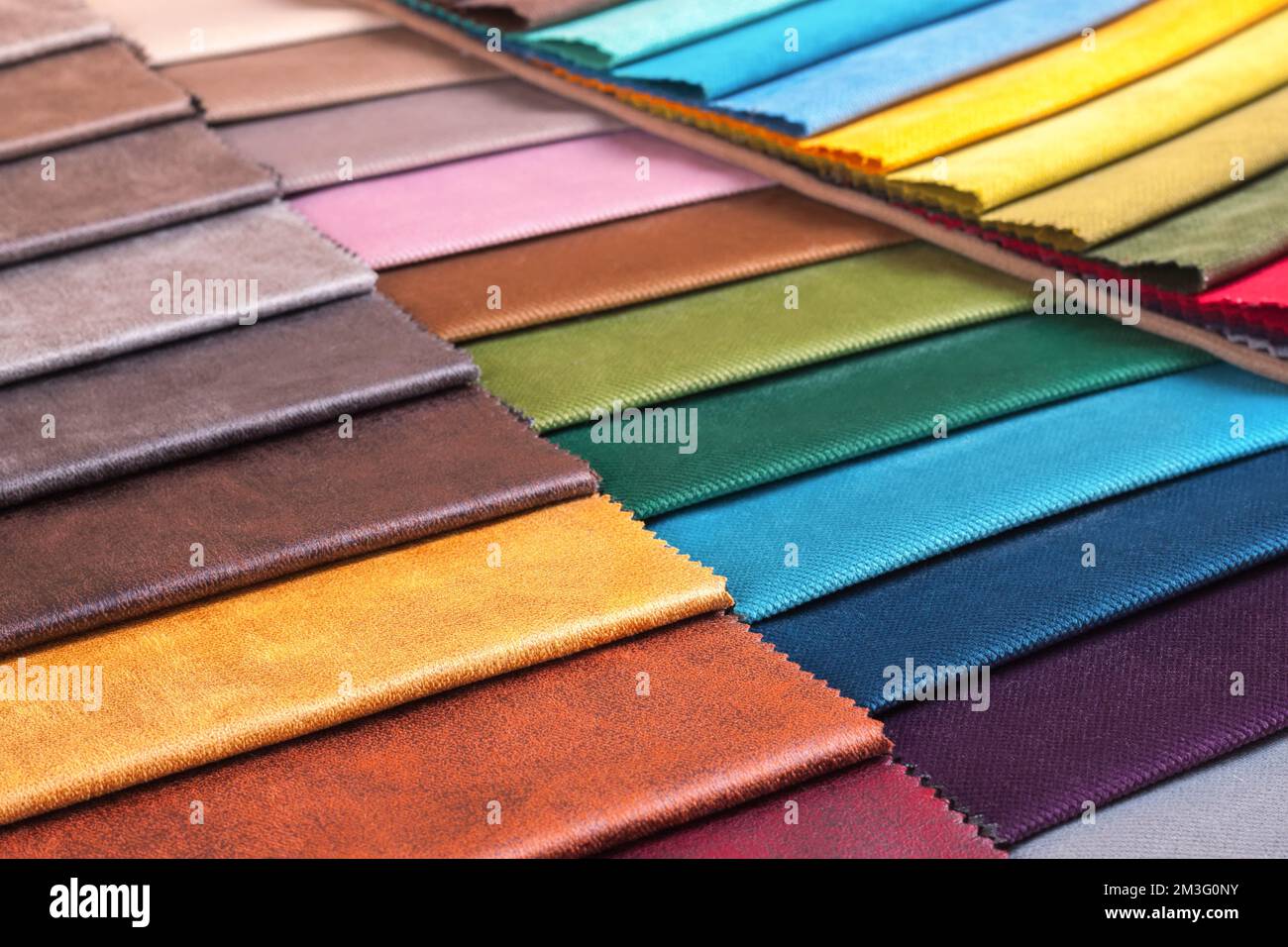 Campioni di colore del tessuto di tappezzeria nell'assortimento. Tavolozza di tessuti di vari colori Foto Stock