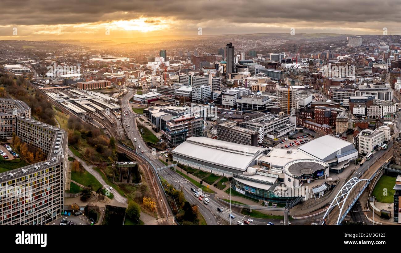 SHEFFIELD, REGNO UNITO - 6 DICEMBRE 2022. Una vista panoramica aerea dal parco Hill Housing sviluppo del centro di Sheffield con Ponds Forge Internatio Foto Stock