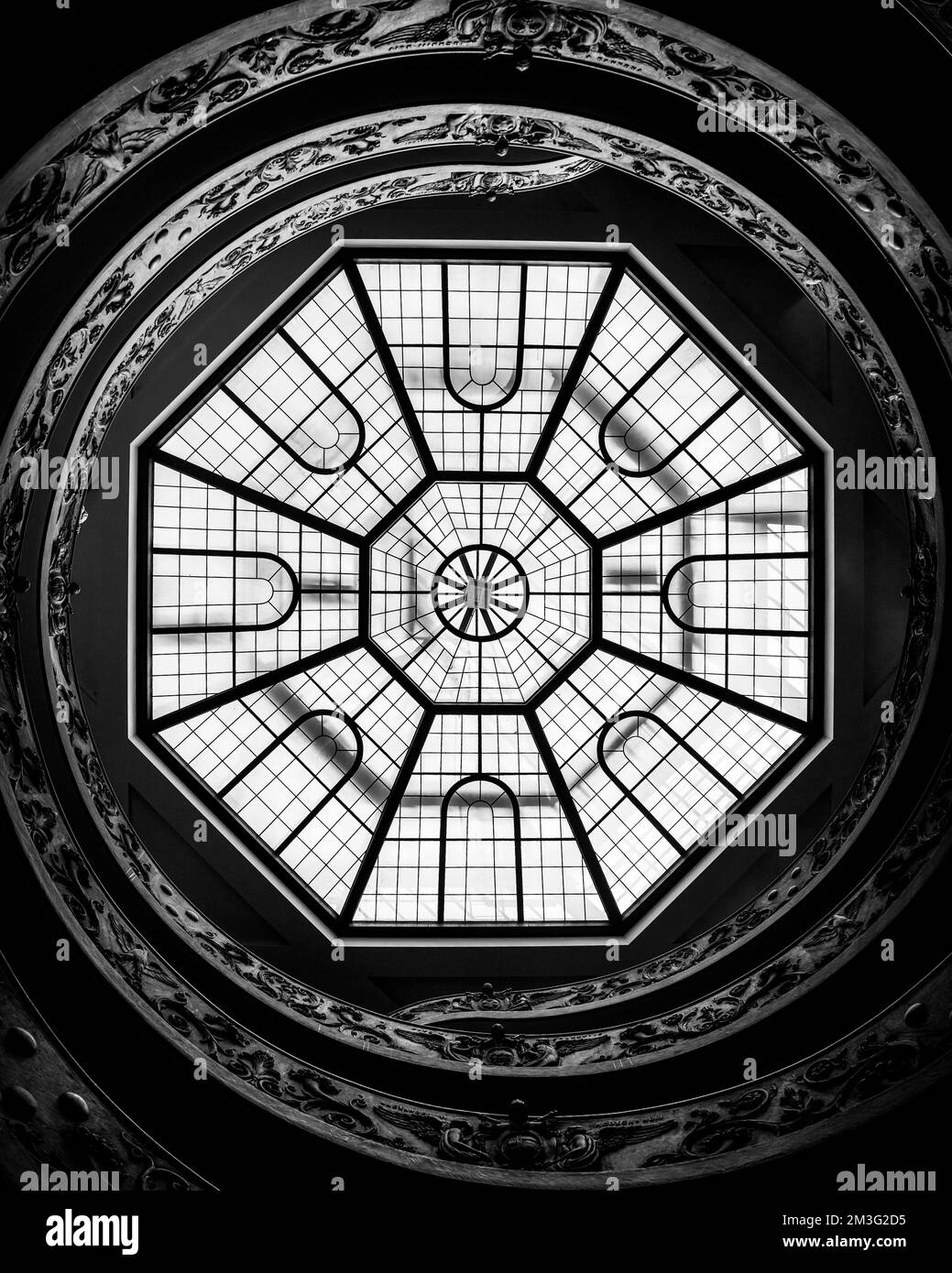 Un'immagine in scala di grigi a basso angolo del soffitto della Scala del Bramante (Scala Elicoidale Momo) nella Città del Vaticano Foto Stock