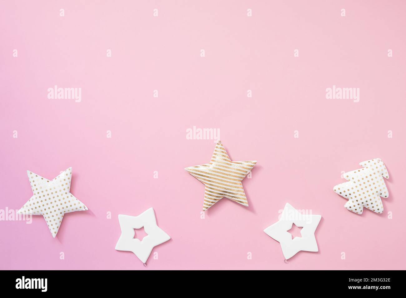 Composizione di Natale. Regali di Natale, decorazioni nere e dorate su sfondo rosa pastello. Foto Stock
