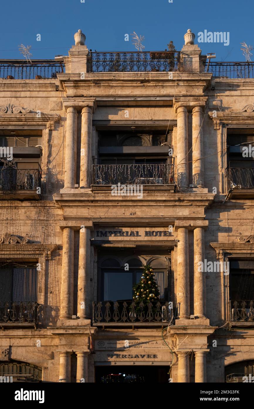 Esterno del New Imperial Hotel costruito in stile neoclassico europeo nel 1889, di proprietà della Chiesa Greco Ortodossa situata in Piazza Omar Ibn al-Khattab vicino alla porta Jaffa a Gerusalemme, Israele Foto Stock