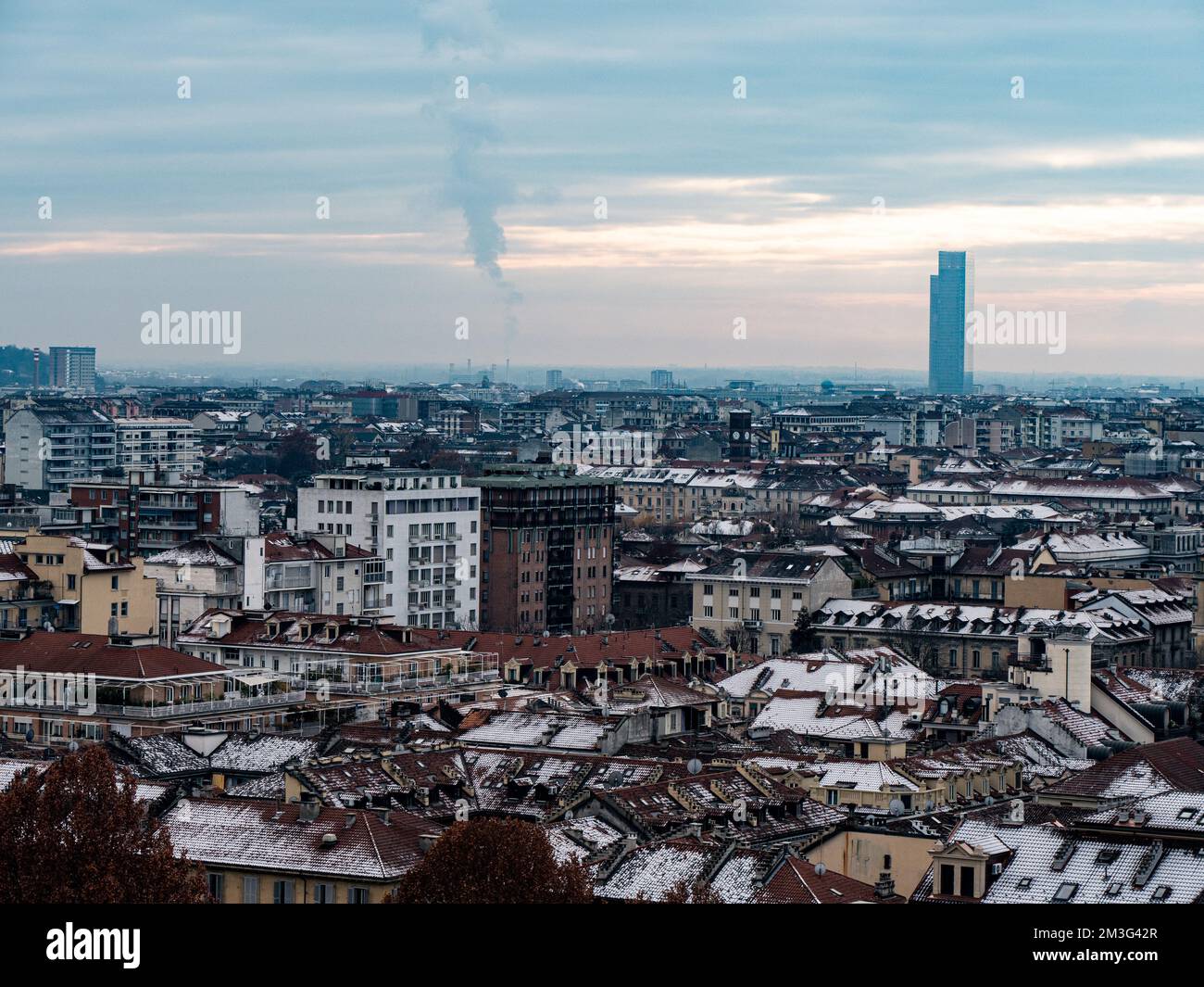 Skyline di Torino, Italia, in inverno. La montagna sul retro e la Mole Antonelliana, Piazza Castello, la Stazione di porta Susa, la corte di Torino e il centro della città Foto Stock