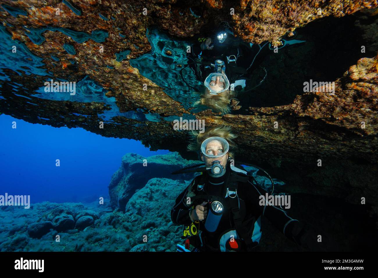 Il subacqueo vede la riflessione subacquea in bolla d'aria nel soffitto della grotta all'ingresso della grotta subacquea, Atlantico orientale, Tenerife, Isole Canarie, Spagna Foto Stock