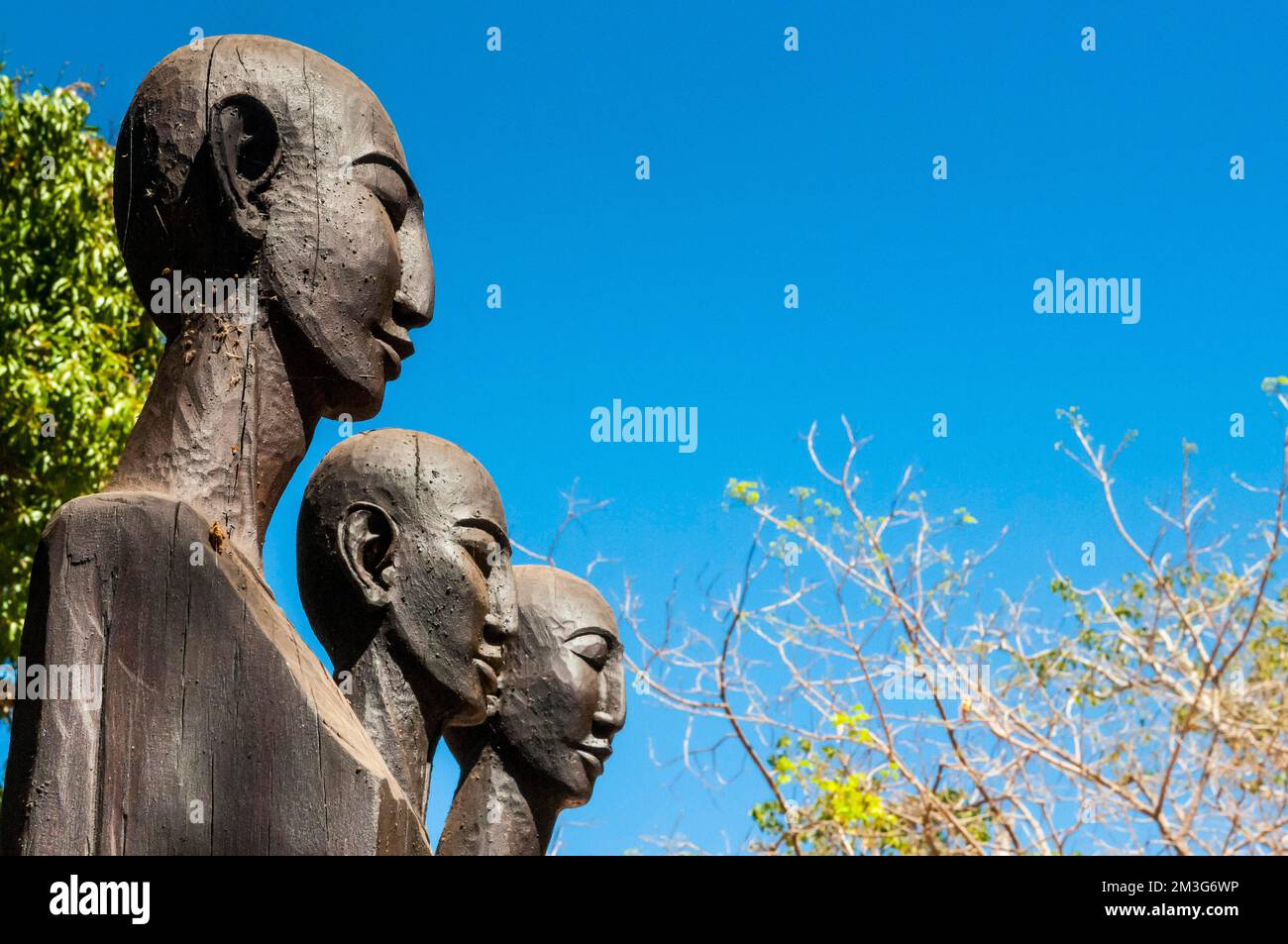 Statue di arte locale in legno nel Parco Nazionale Ankarafantsika, Madagascar Foto Stock