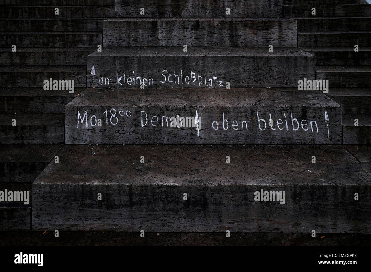 Cartello sulla Steps Kleiner Schlossplatz, avviso di lunedì demo settimanale, dimostrazione, contro il progetto ferroviario di Stoccarda 21, rimani in alto, Stoccarda Foto Stock