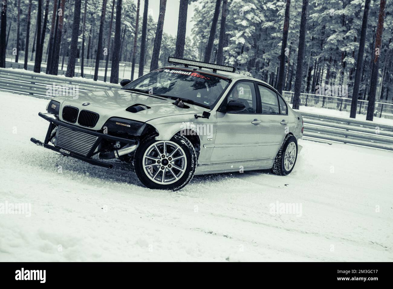 12-12-2022 riga, Lettonia un'auto parcheggiata su una strada innevata nel bosco con una pista da sci sul tetto. . Foto Stock