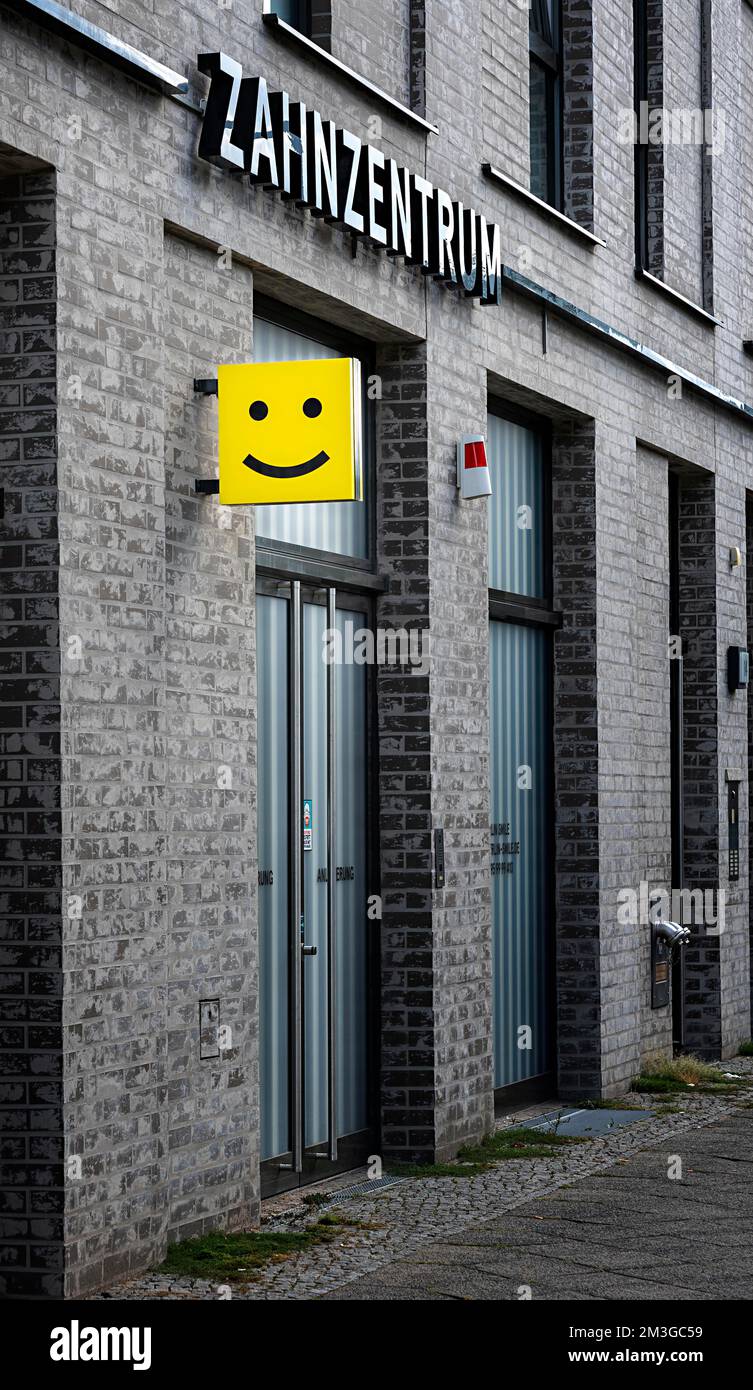 Pubblicità smiley in un centro odontoiatrico nell'Europacity, Berlino, Germania Foto Stock
