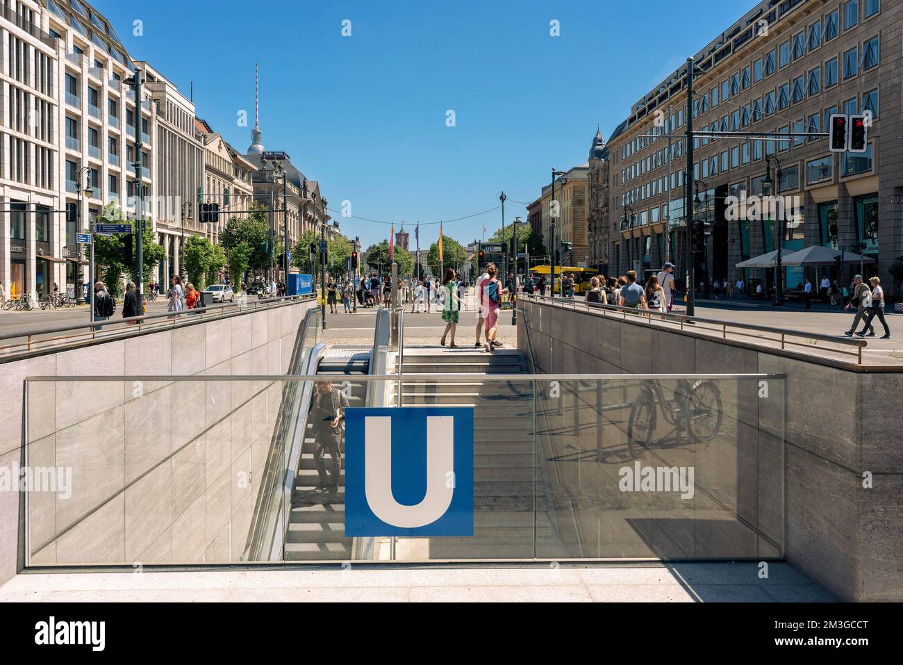 Esci alla stazione della metropolitana Unter den Linden, Berlino, Germania Foto Stock