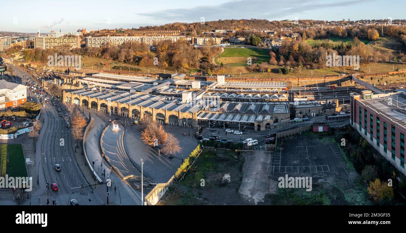 SHEFFIELD, REGNO UNITO - 7 DICEMBRE 2022. Una vista aerea della facciata anteriore esterna della stazione ferroviaria di Sheffield al tramonto Foto Stock
