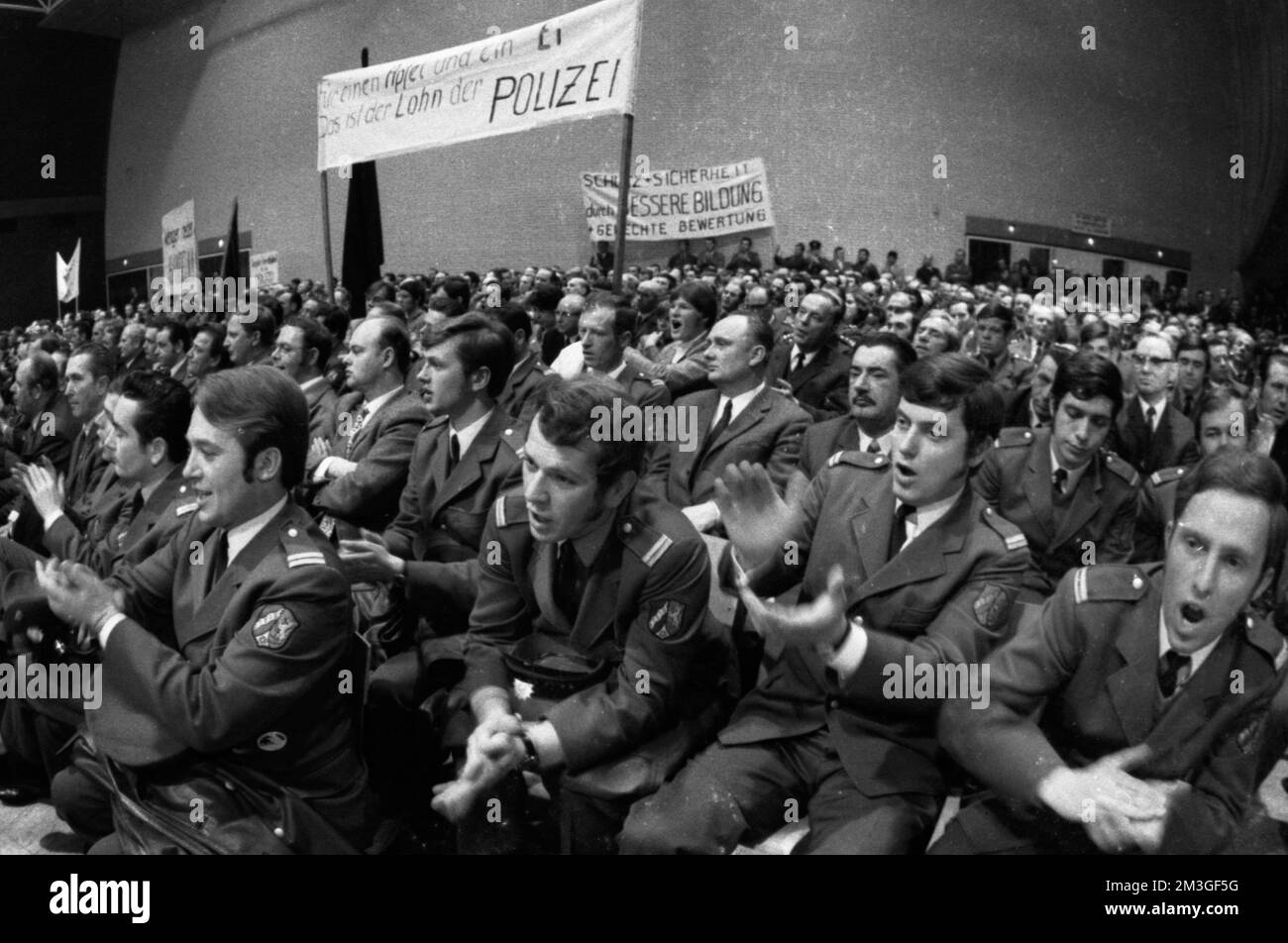 La protesta della polizia, qui nel 1969 ad un raduno nella sala e successiva manifestazione a Bochum, mirava a una migliore retribuzione, Germania Foto Stock