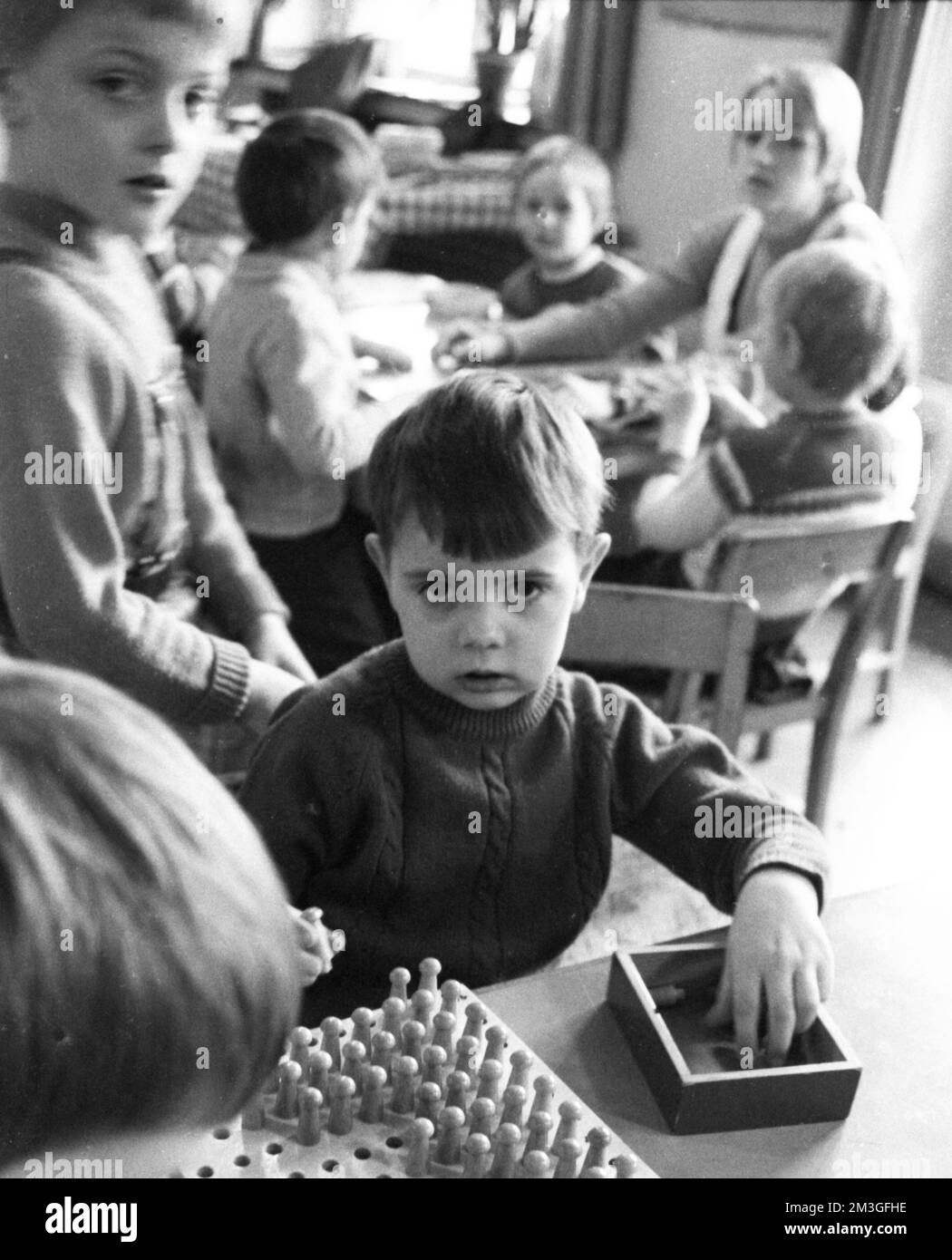 Questo asilo collisery con un sacco di musica e dipinti di Ruhrkohle AG (RAG) è gestito in modo esemplare qui su 07. 08. 1968 a Dortmund Foto Stock